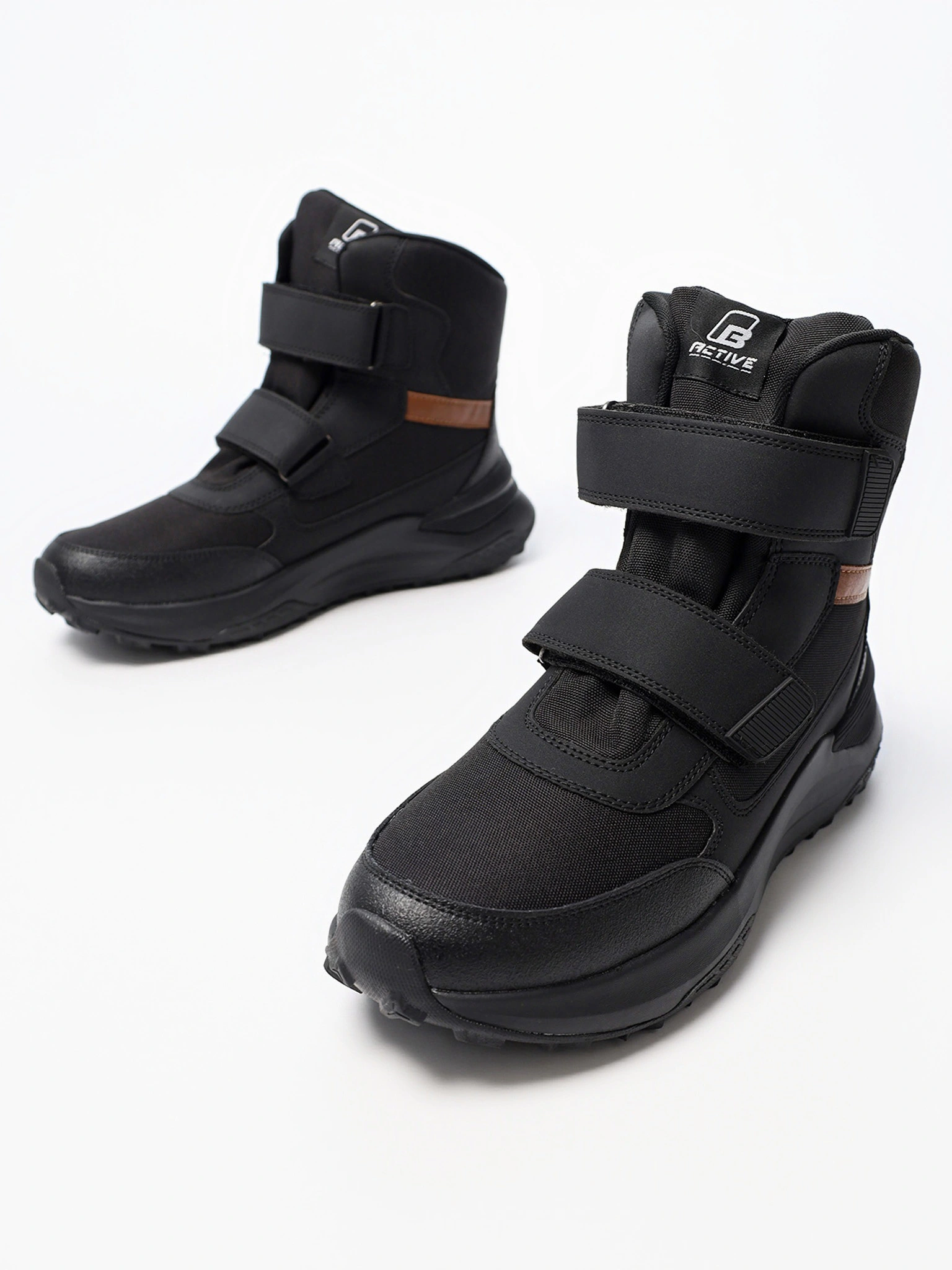 Дутики черного цвета на липучках на средней подошве